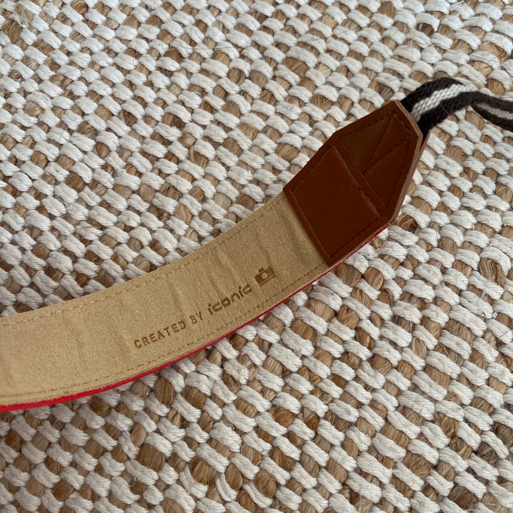 Red camera strap - Picture 4 of 8